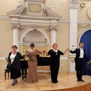 Artyści wieczoru, od lewej: Barbara Mirek (fortepian), Wioleta Sędzik (sopran), Regina Gowarzewska (prowadzenie), Łukasz Gaj (tenor)