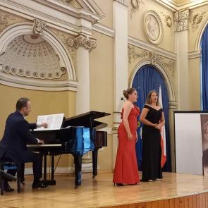 "Flower Duet" XIX LFM 2022. Artyści wieczoru, od lewej: Michał Goławski (fortepian), Marta Mika (mezzosopran), Wioleta Sędzik (sopran).